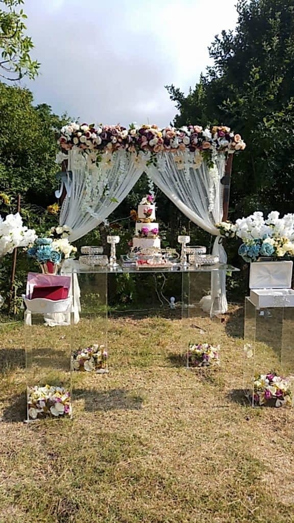 Bahçede Nişan Masası Süsleme